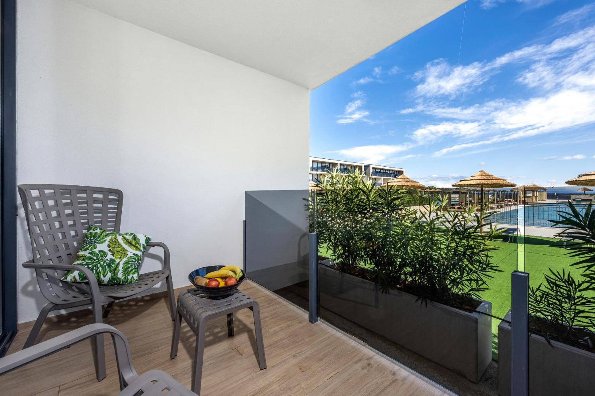 Superior Quadruple Room with Balcony - Pool Side